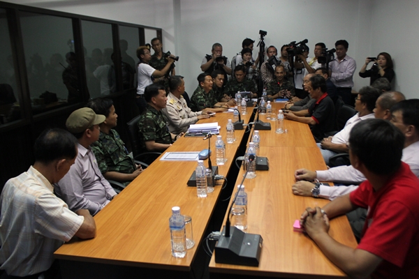 ทหารเปิดประชุมชี้แจงแนวทางการปฏิบัติหลังจากการประกาศใช้กฎอัยการศึกกับแกนนำกลุ่มคนเสื้อแดง